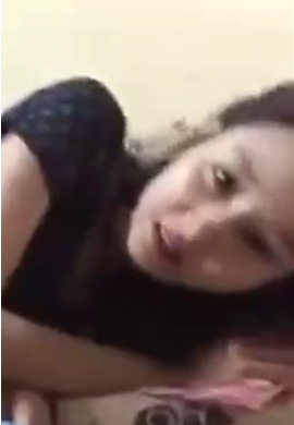 Mahasiswi Di Sofa Gaya Menyamping